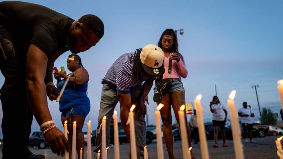 Altar improvisado con velas en Cedar Grove, donde ocurrió la masacre.