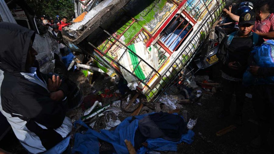 Restos de vehículos tras el estallido de un cilindro bomba en la ruta Panamericana, Colombia