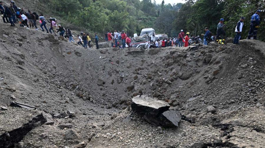 Enorme cráter en la vía Panamericana, Cauca, Colombia