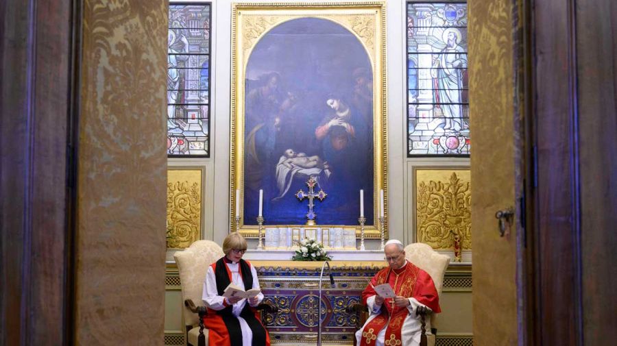 La arzobispa de Canterbury, Sarah Mullally, y el papa León XIV comparten un momento de oración en el Vaticano.