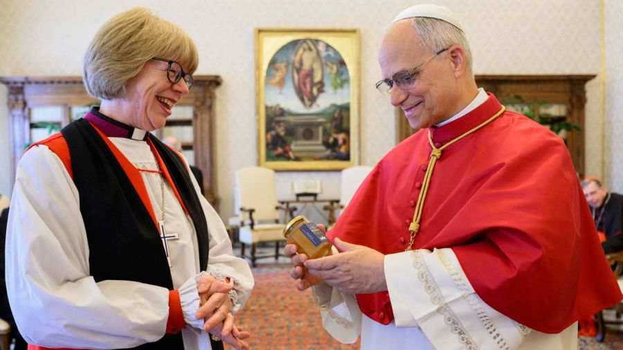La arzobispa de Canterbury, Sarah Mullally, es recibida por el papa León XIV en el Vaticano