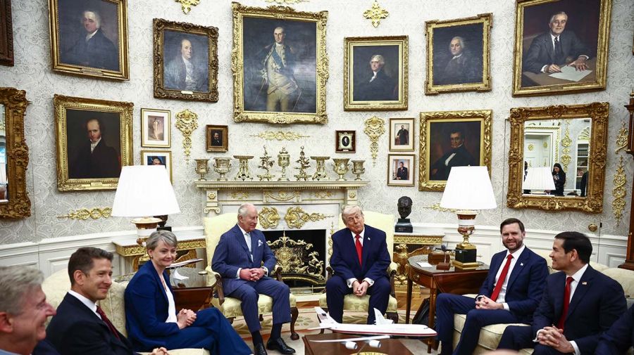Carlos III, Donald Trump y sus colaboradores en una reunión bilateral en el Salón Oval de la Casa Blanca. 
