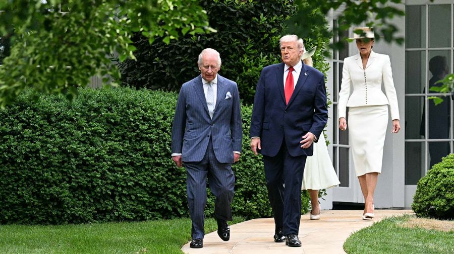 Carlos III y Donald Trump pasean por los jardines de la Casa Blanca junto a sus esposas, Camila y Melania. 