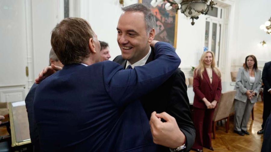 El saludo del ministro del Interior, Diego Santilli, al jefe de Gabinete, Manuel Adorni.