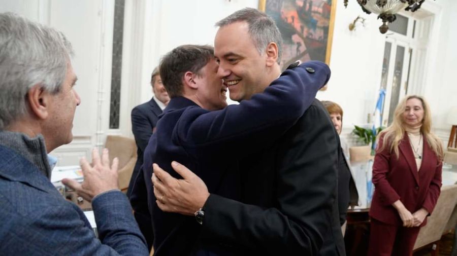 El asesor Santiago Caputo, históricamente enfrentdo con el ala del gobierno que manejan Karina Milei y Manuel Adorni, saluda cariñosamente al jefe de Gabinete.