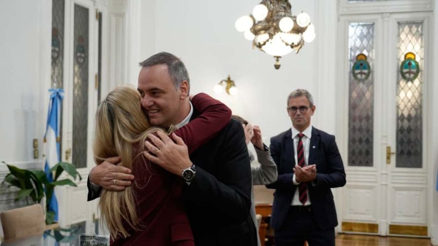 La secretaria general de la Presidencia y principal referente política de Manuel Adorni, Karina Milei, abraza al jefe de Gabinete antes de su presentación ante el Congreso.