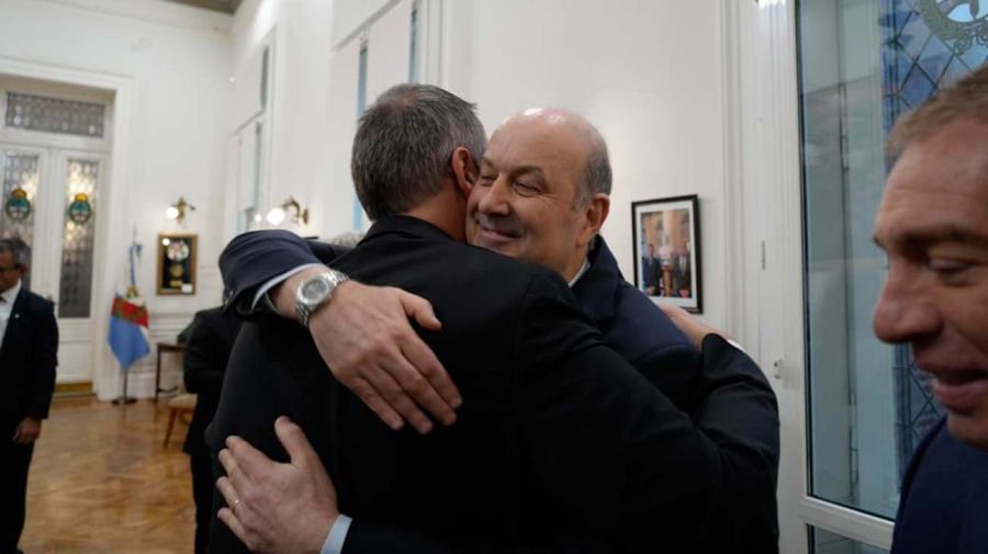 El mniistro de Desregulación, Federico Sturzenegger, expresa su apoyo al jefe de Gabinete, Manuel Adorni.