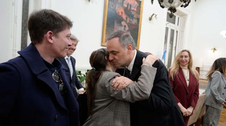 La secretaria Legal y Tecnica de la Presidencia, María Ibarzábal, saluda afectuosamente al jefe de Gabinete, Manuel Adorni.