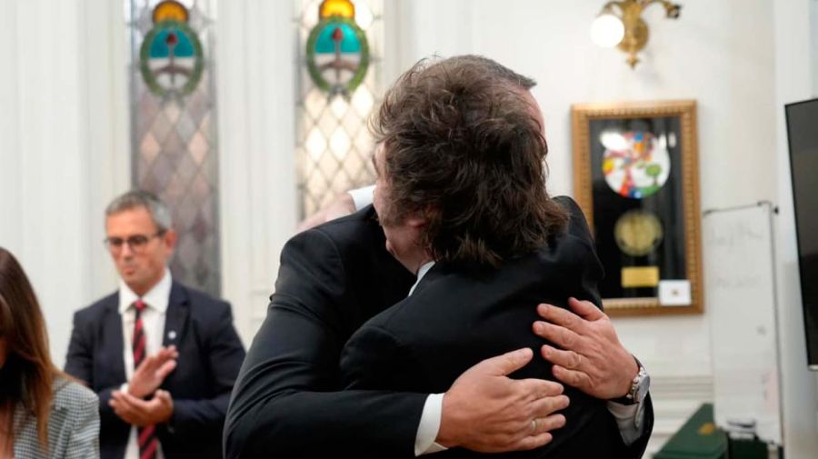 El presidente Javier Milei abraza al jefe de Gabinete, Manuel Adorni, momentos antes de la lectura de su informe de gestión ante el Congreso.