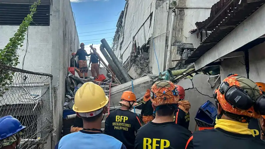 Equipos de rescate buscan sobrevivientes entre los escombos tras el terremoto que sacudió al sur de Filipinas.