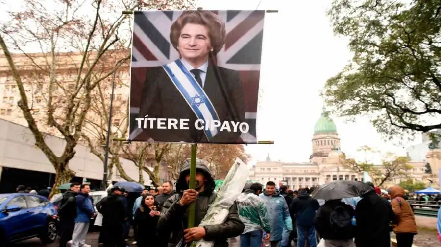 https://fotos.perfil.com/media///images/large/2026/08/06/congreso-manifestacion-por-la-ley-de-tierras-06082026-2298987.jpg?webp