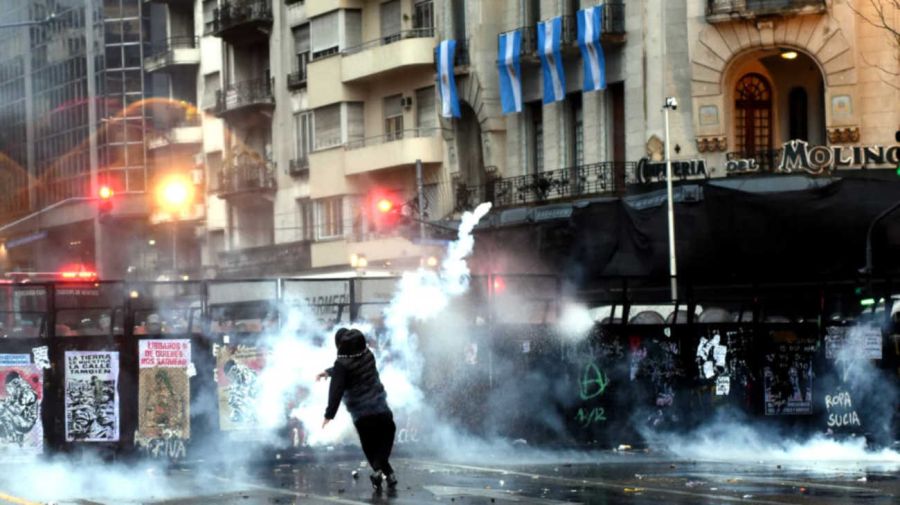 https://fotos.perfil.com/media///images/large/2026/08/06/congreso-manifestacion-por-la-ley-de-tierras-06082026-2299341.jpg?webp