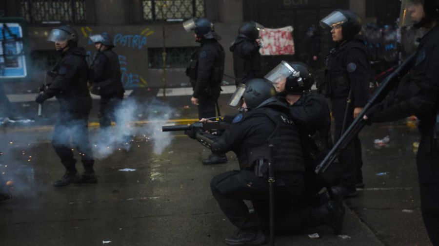 https://fotos.perfil.com/media///images/large/2026/08/06/congreso-manifestacion-por-la-ley-de-tierras-06082026-2299349.jpg?webp