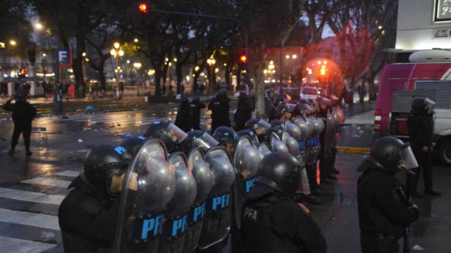 https://fotos.perfil.com/media///images/large/2026/08/06/congreso-manifestacion-por-la-ley-de-tierras-06082026-2299350.jpg?webp