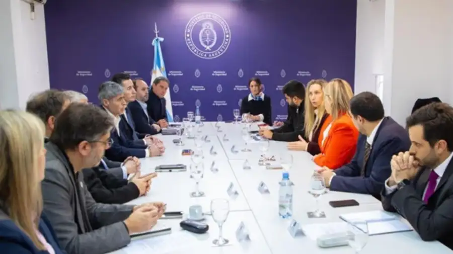 https://fotos.perfil.com/media///images/large/2026/08/26/segundo-encuentro-del-gobierno-por-la-visita-del-papa-26082026-2312949.jpg?webp