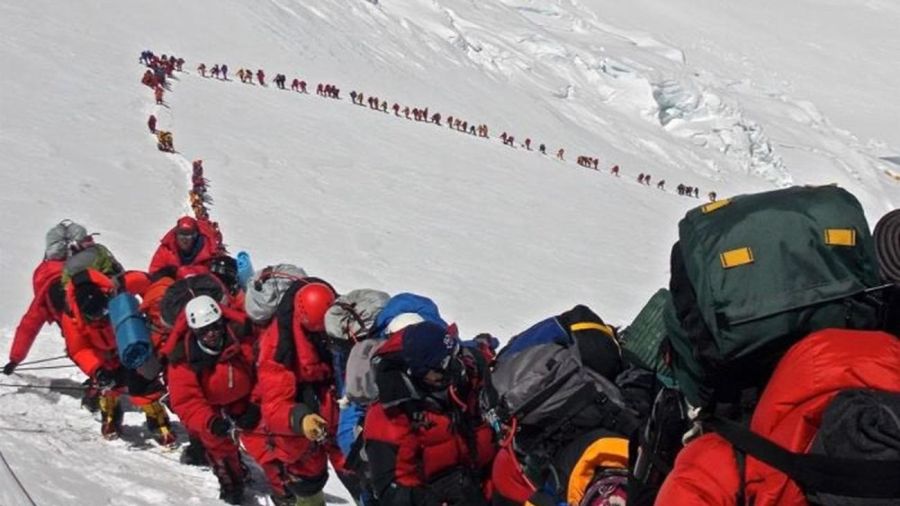 0524 Seis muertes por atascos en la cima del Everest
