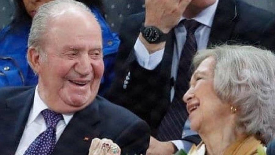 El rey Juan Carlos reaparece a dos días de retirarse oficialmente