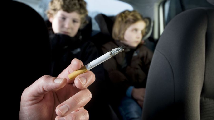 Por qué es peligroso fumar en el auto