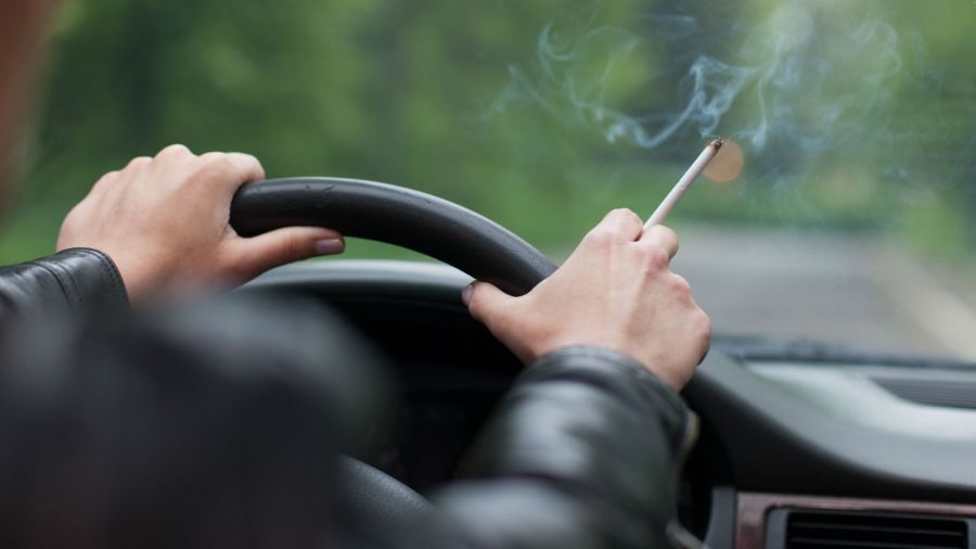 Por qué es peligroso fumar en el auto