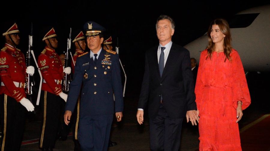 Mauricio Macri y Juliana Awada en su llegada a Jakarta. Foto: Twitter Presidencia.