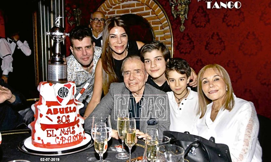 El ex presidente Carlos Menem festejó sus 89 años en familia y a puro Tango