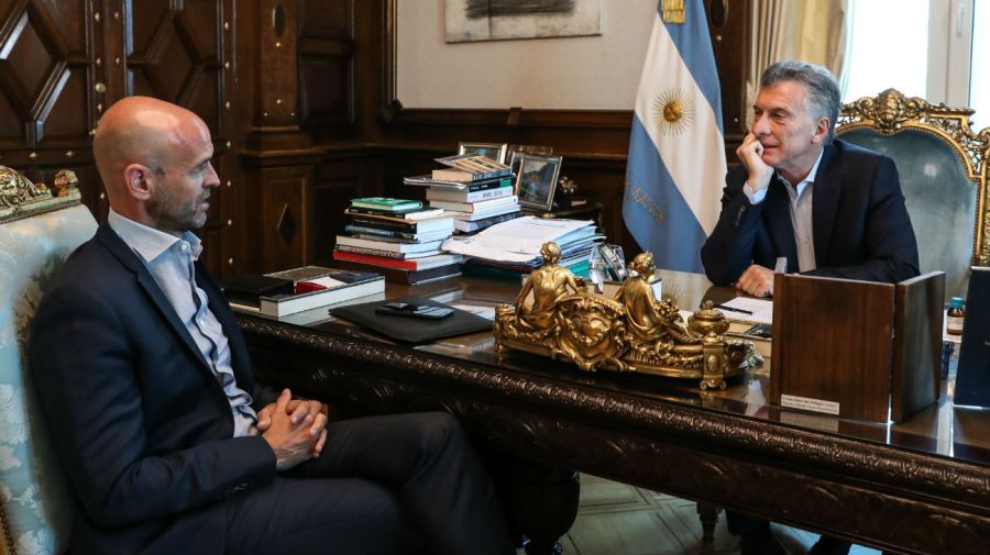 Mauricio Macri junto al ministro de Transporte, Guillermo Dietrich, en la Casa Rosada.