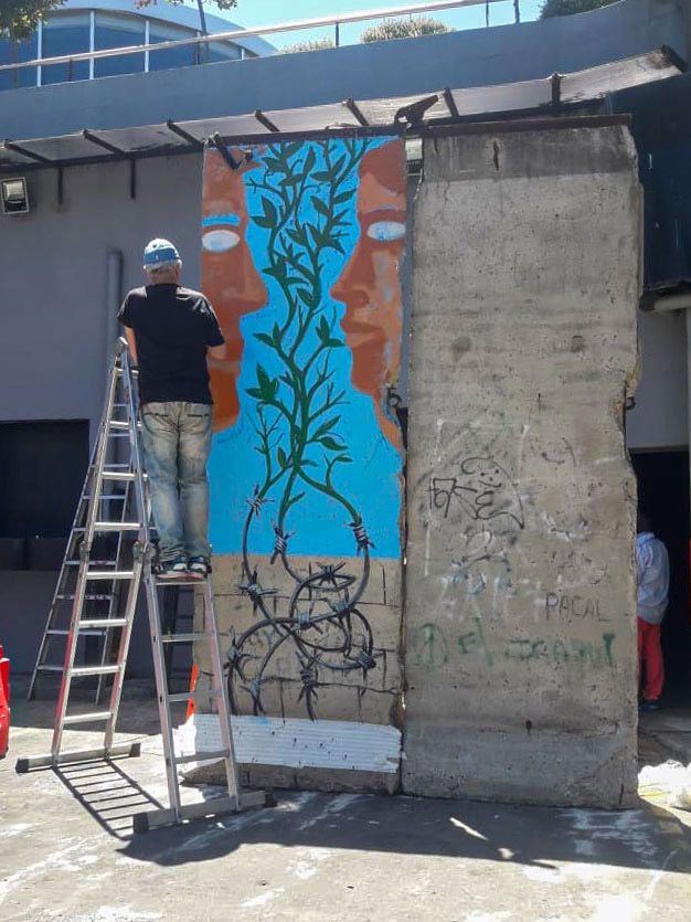Pablo Temes pintando el Muro de Berlín