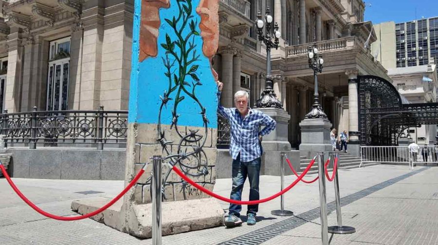 Pablo Temes junto al bloque del Muro de Berlín intervenido en el Teatro Colón