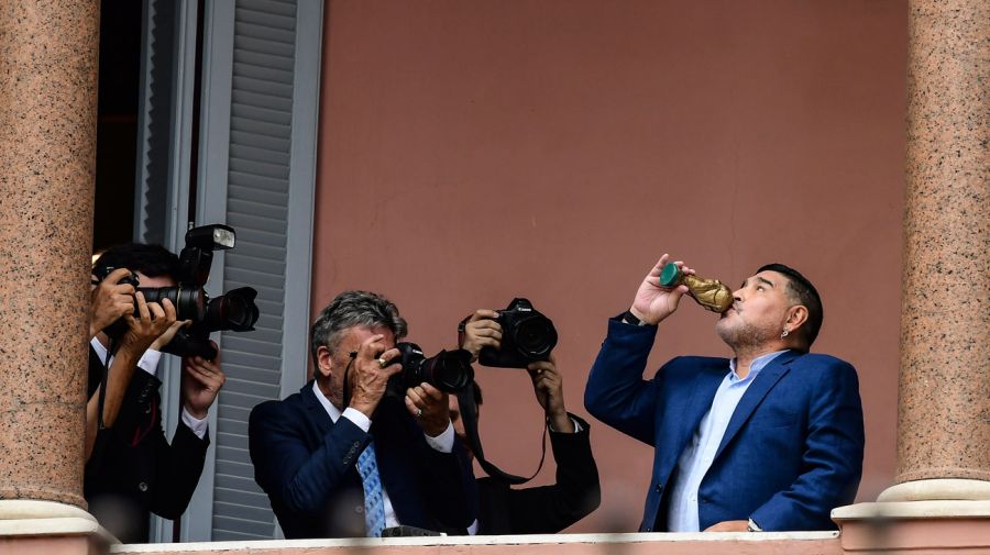 diego maradona casa rosada balcony