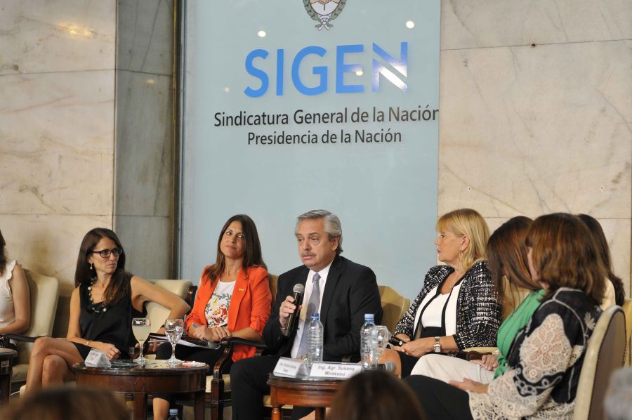 Alberto Fernández cierra el panel de mujeres del Gobierno.