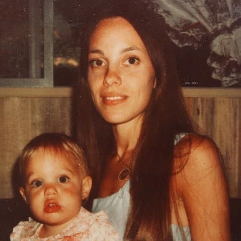 Angelina Jolie y su mamá