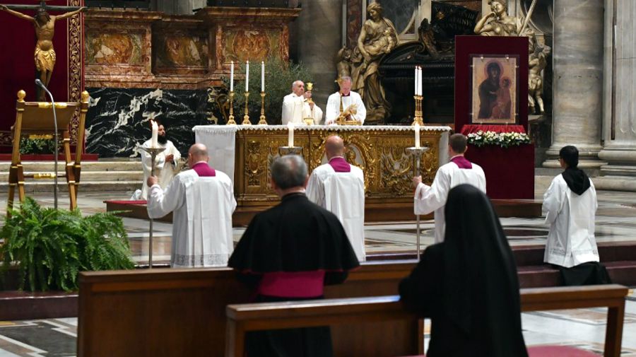 El para Francisco, durante su homilia de Jueves Santo, este 9 de abril en el Vaticano.