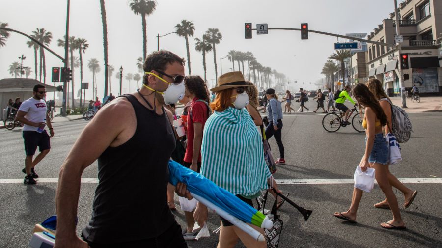 Estados Unidos: la gente va a las playas de California