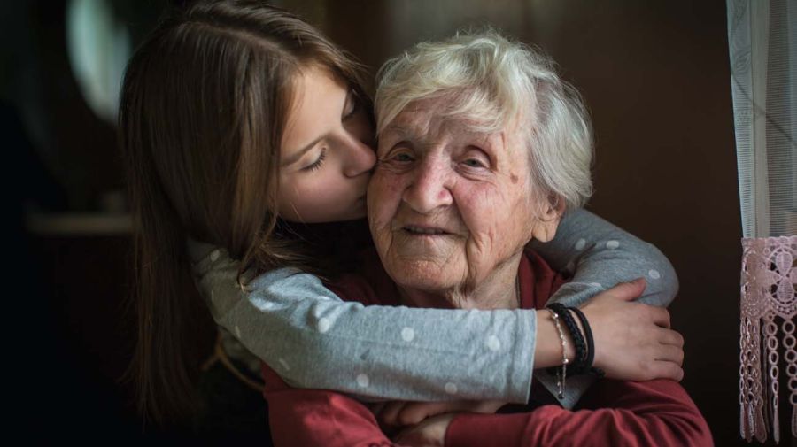 Niños abrazando a abuelos-20200430
