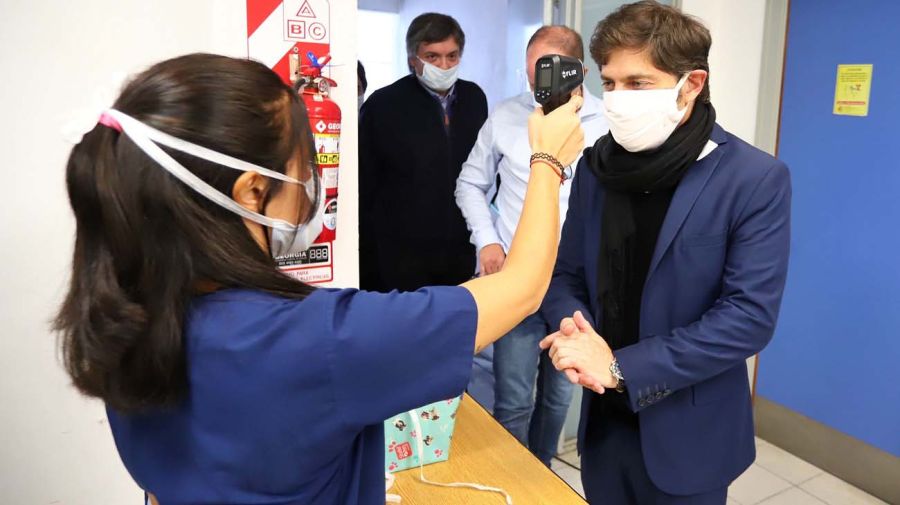 Kicillof se toma la temperatura en cada actividad que realiza-20200519