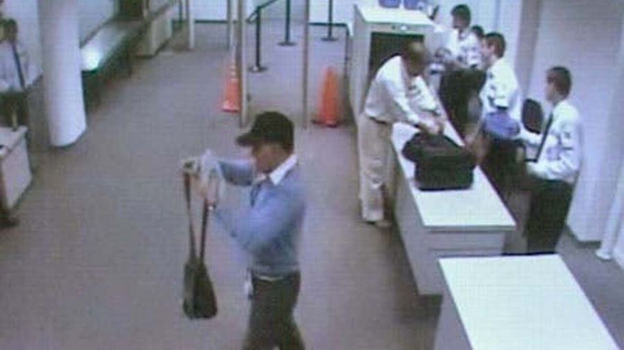 Luis Mario Vitette Sellanes, filmado por las cámaras de seguridad del banco.