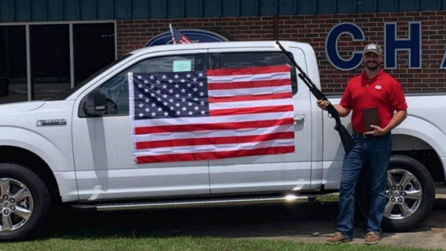 Concesionario Ford regala armas, Biblia y bandera de los Estados Unidos con la compra de un auto