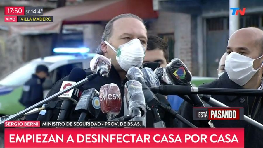 Sergio Berni, hablando en el operativo de seguridad y desinfección en un barrio de La Matanza.