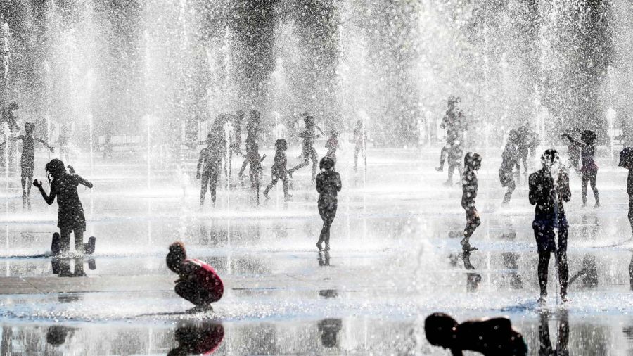 Fotogaleria Francia Clima Calor Chicos Jugando con Agua