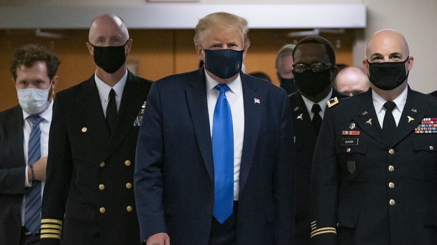Trump se muestra con tapabocas en público por primera vez durante la pandemia