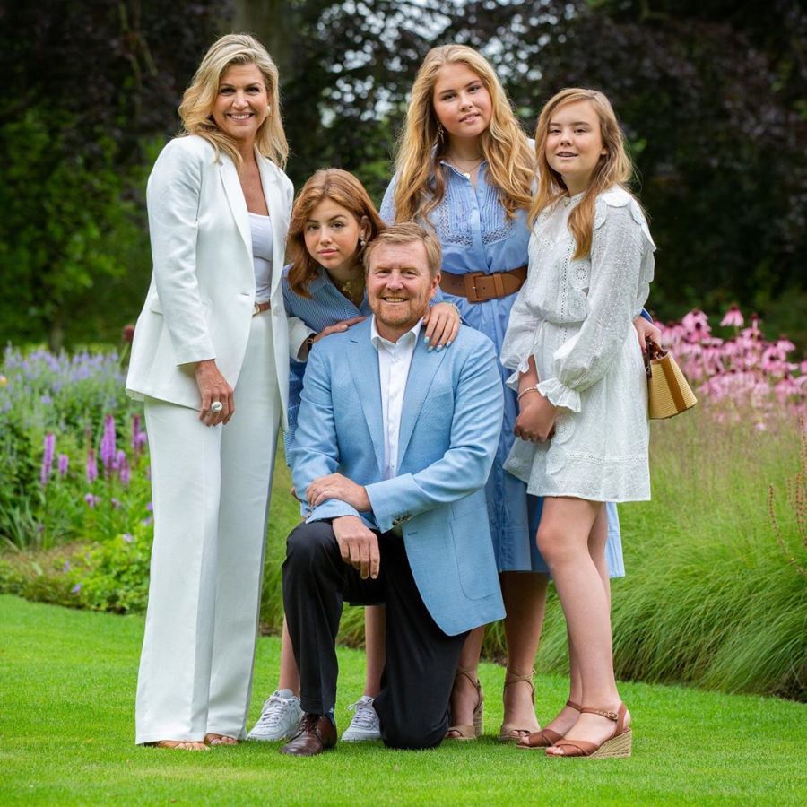 Rey Guillermo y Máxima de Holanda junto a sus hijas