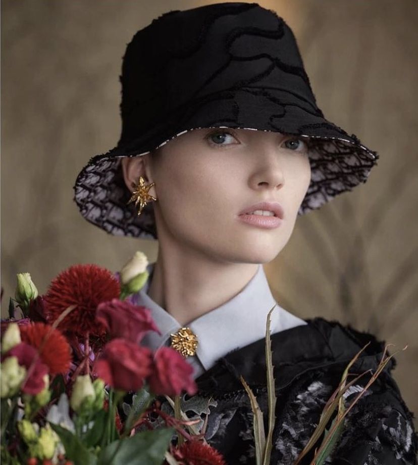 Dior: el hombre detrás de los sombreros cumplirá 25 años en la Maison