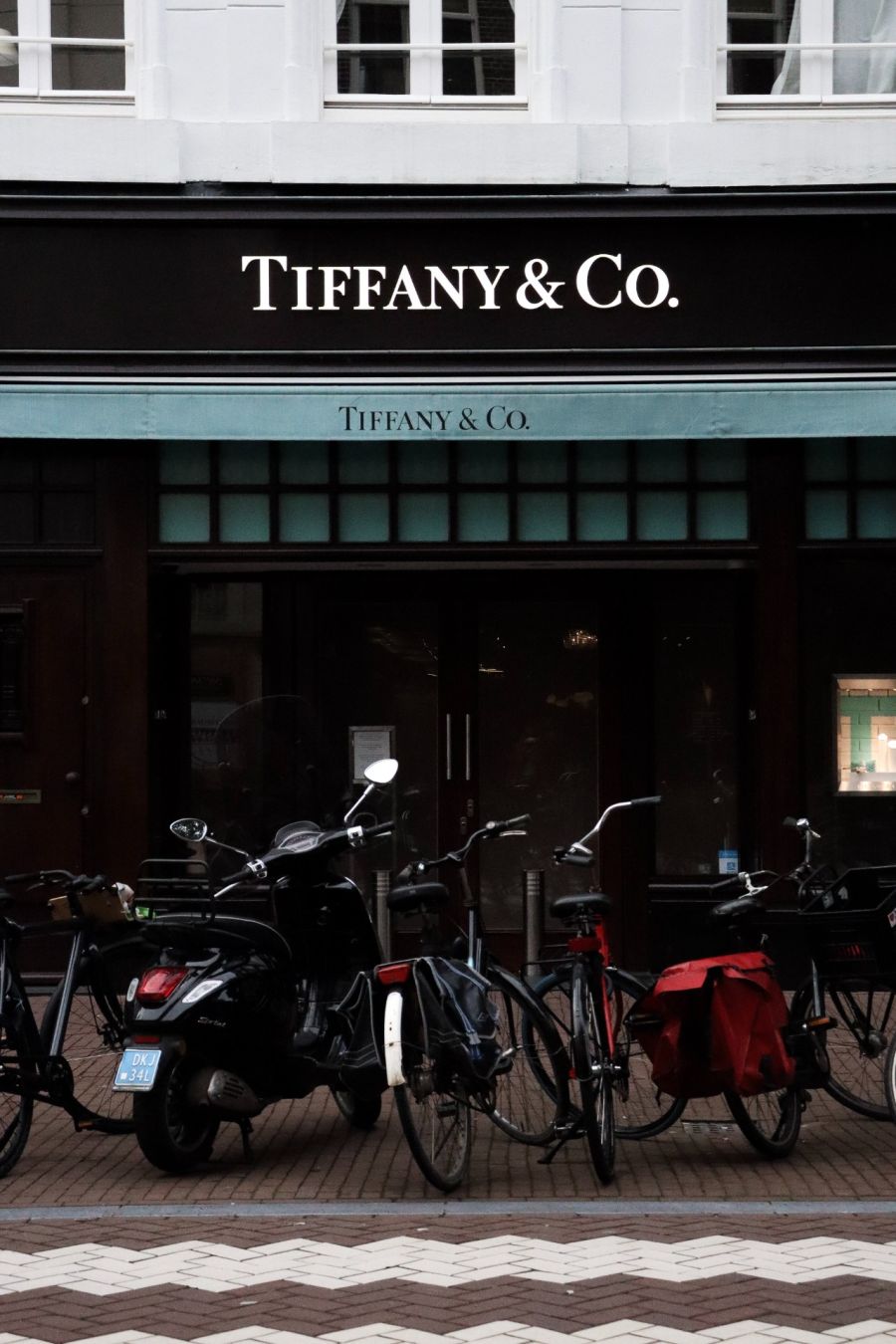 El conglomerado LVMH dio de baja la compra prevista a Tiffany y la joyería lo demandó