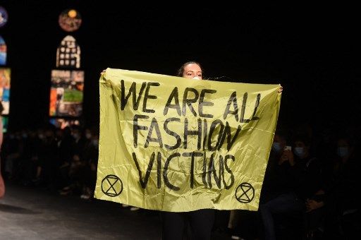 Escándalo en Paris Fashion Week: el desfile de Dior se vio empañado por una protesta