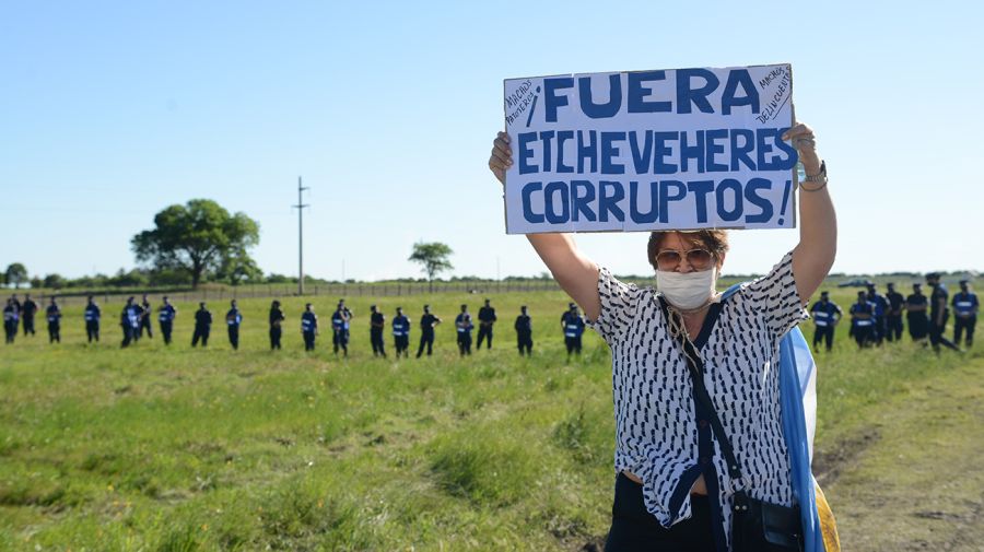 Cronología fotográfica del caso Etchevehere. Imágenes de Pablo Cuarterolo.