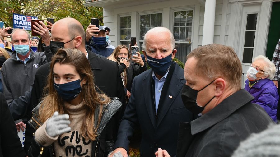 Joe Biden, al visitar la casa de su infancia, en la previa al fin de la jornada electoral.