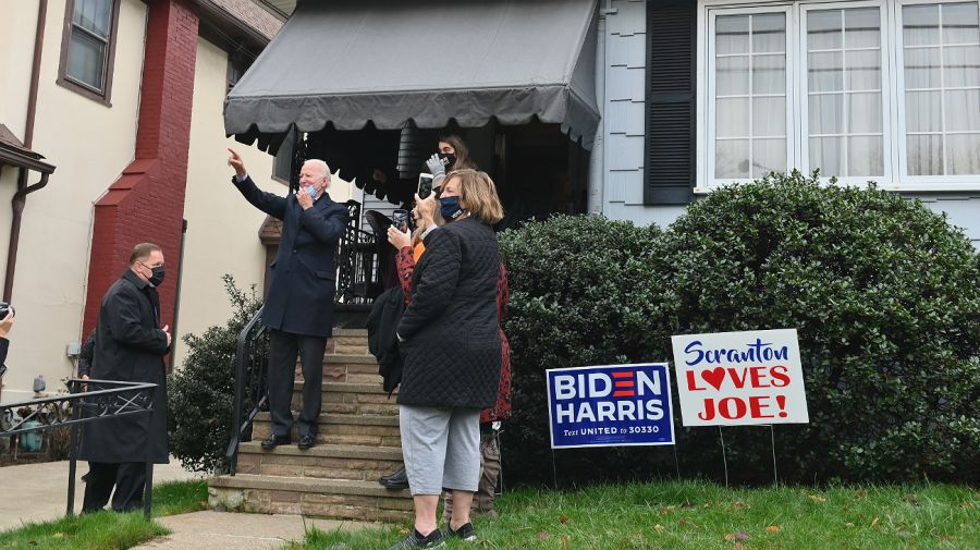 Joe Biden, al visitar la casa de su infancia, en la previa al fin de la jornada electoral.