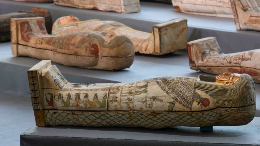 Un tesoro arqueológico, que incluye más de 100 sarcófagos intactos, fue descubierto en la necrópolis de Saqqara.