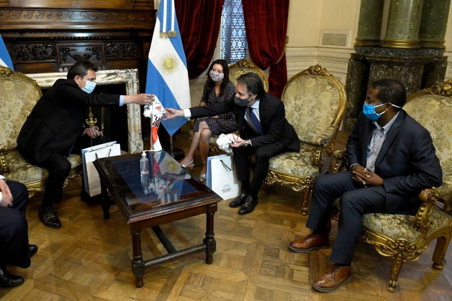 Luis Cubeduu, el enviado del FMI positivo de Covid, en la reunión con Sergio Massa.