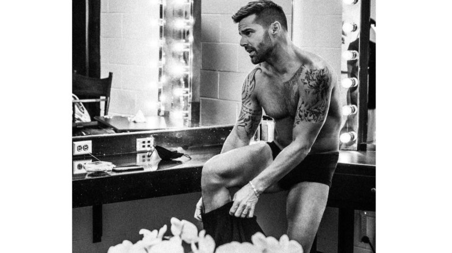 Ricky Martin semidesnudo